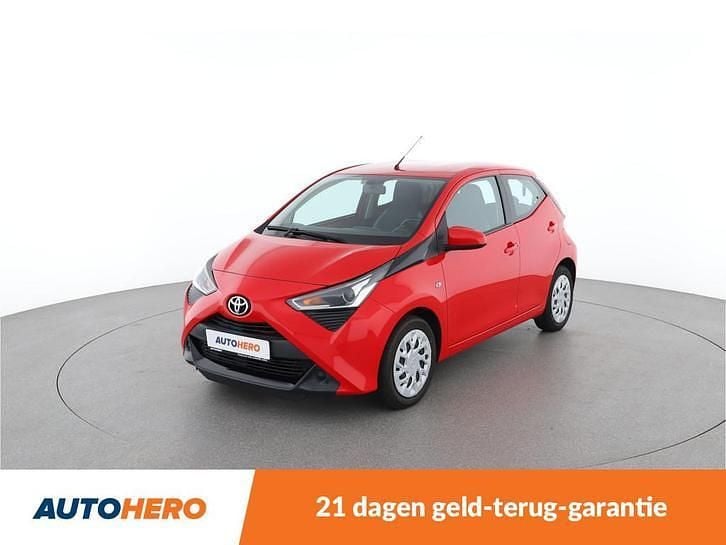 Rood (metallic) Gebruikt 2021 Toyota Aygo X-play Hatchback | € 11.349 (Eerlijke prijs) - Afbeelding 1/4