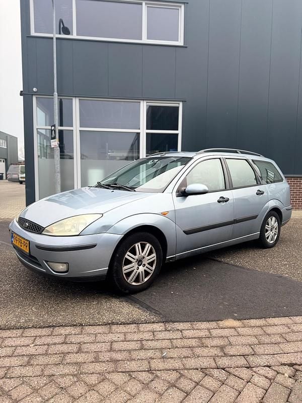 Grijs Occasion 2004 Ford Focus Futura Stationwagen | € 695 (Goede deal) - Afbeelding 1/4