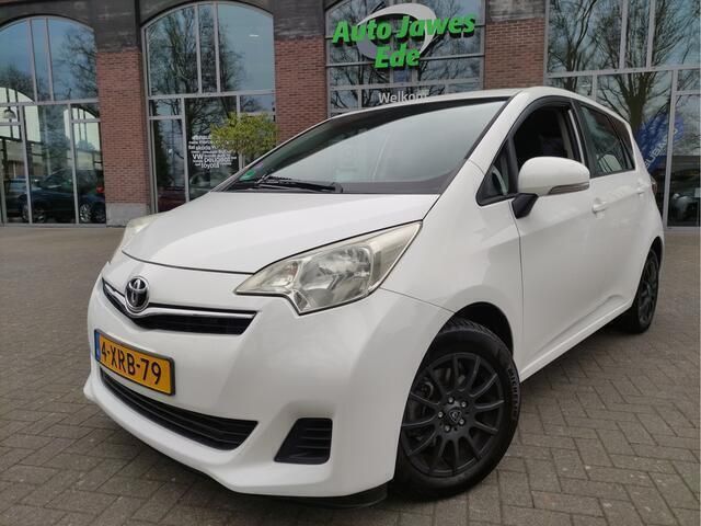 Wit Gebruikt 2011 Toyota Verso-S Comfort MPV | € 5.695 (Eerlijke prijs) - Afbeelding 1/4