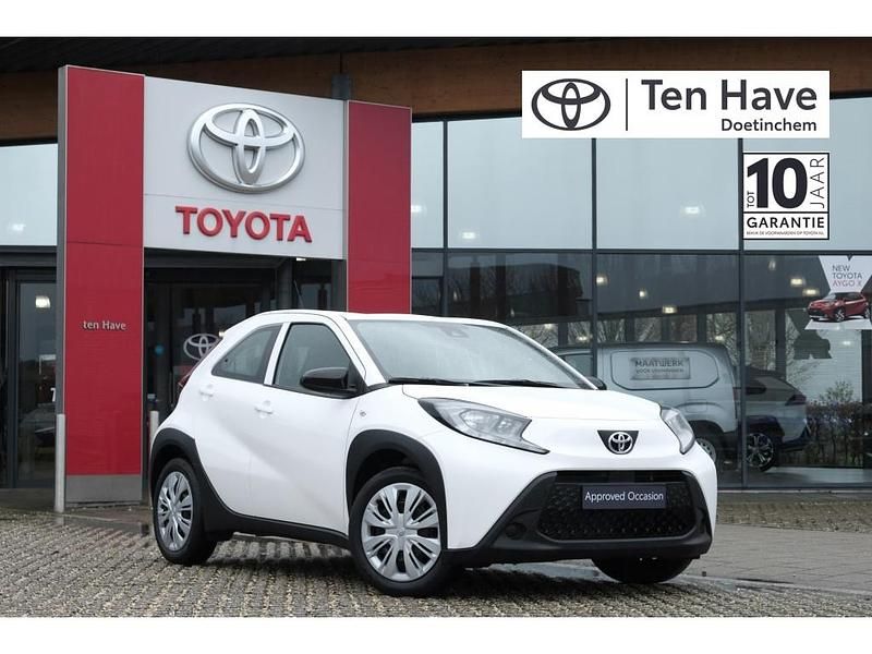 Wit Nieuw 2025 Toyota Aygo X Play SUV | € 21.250 (Eerlijke prijs) - Afbeelding 1/4