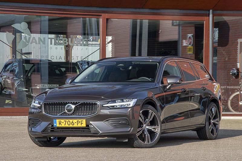 Grijs Occasion 2022 Volvo V60 Core Stationwagen | € 33.950 (Super prijs) - Afbeelding 1/4