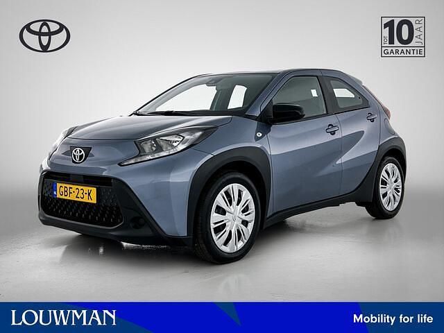 Grijs metallic Gebruikt 2024 Toyota Aygo Play Hatchback | € 17.750 (Eerlijke prijs) - Afbeelding 1/3