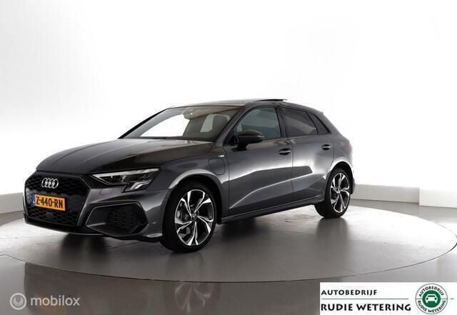 Grijs Gebruikt 2024 Audi A3 Sportback Advanced Hatchback | € 43.950 - Afbeelding 1/4