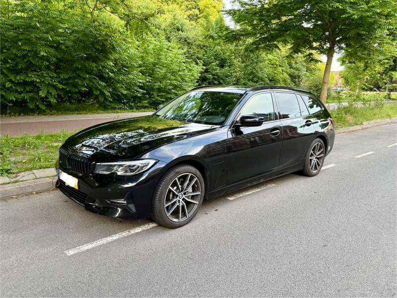 Zwart Gebruikt 2020 BMW 330e Stationwagen | € 26.999 (Goede deal) - Afbeelding 1/4