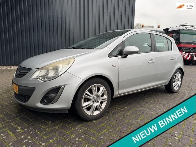 Grijs (metallic) Gebruikt 2011 Opel Corsa Edition Hatchback | € 2.999 (Goede deal) - Afbeelding 1/4