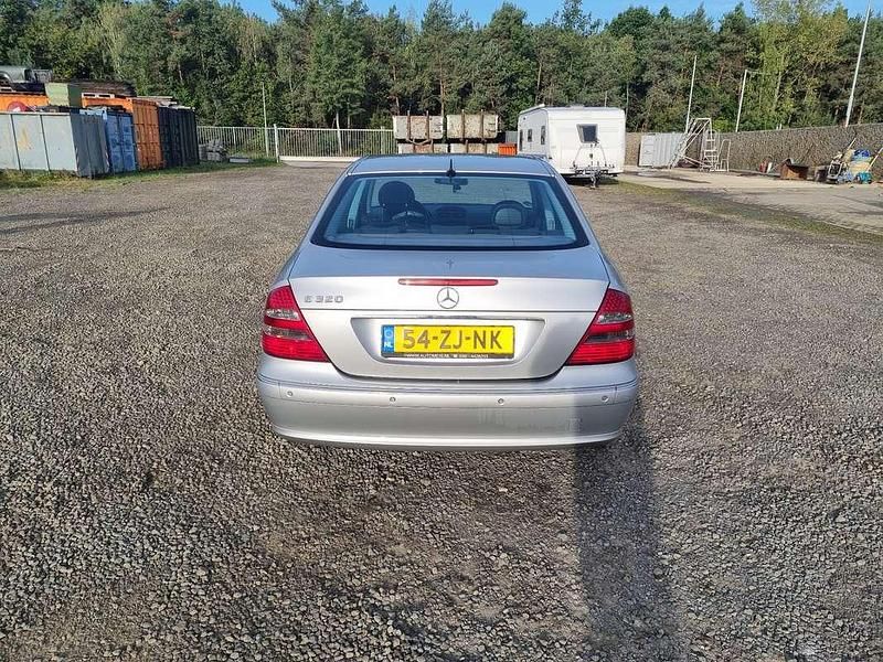 Grijs Gebruikt 2005 Mercedes E320 Avantgarde Sedan | € 3.850 (Eerlijke prijs) - Afbeelding 1/4