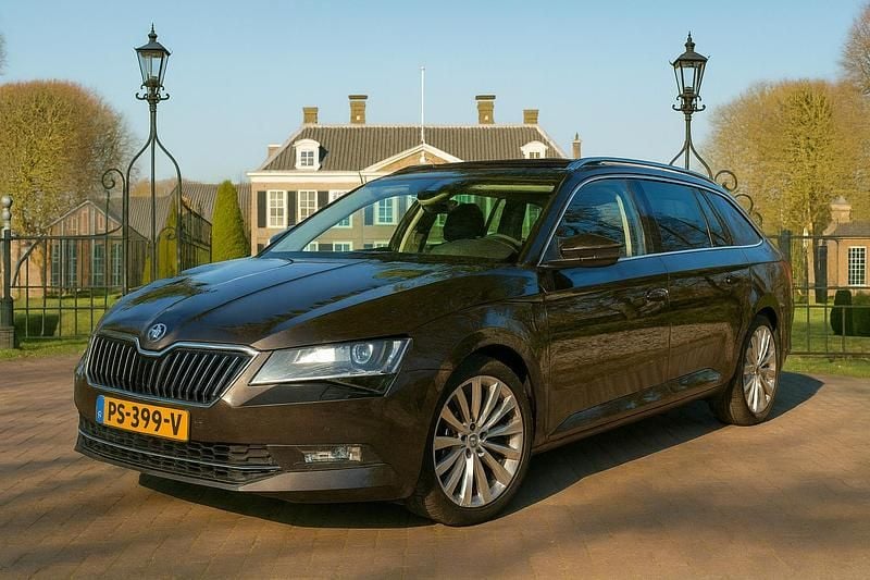 Bruin Gebruikt 2017 Skoda Superb Business Line Stationwagen | € 19.395 - Afbeelding 1/3