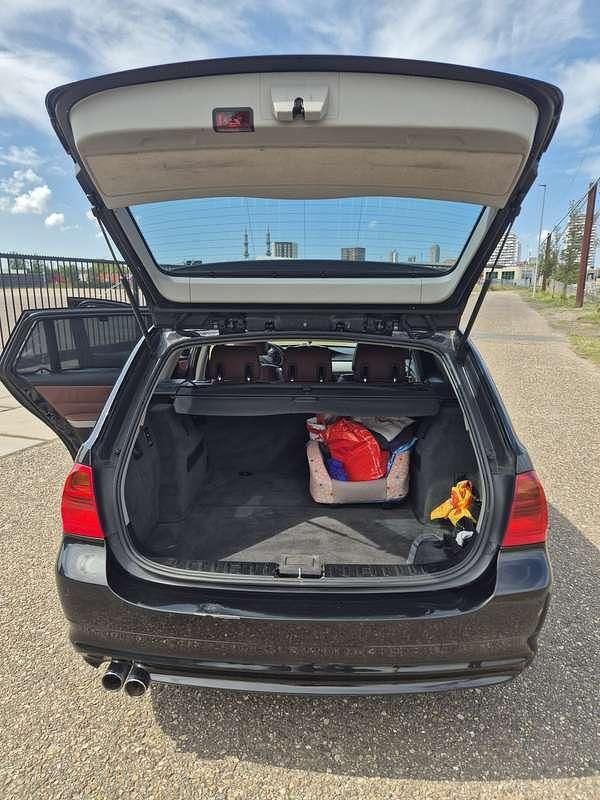 Zwart Gebruikt 2006 BMW 325 Stationwagen | € 3.750 (Iets duurder) - Afbeelding 1/4