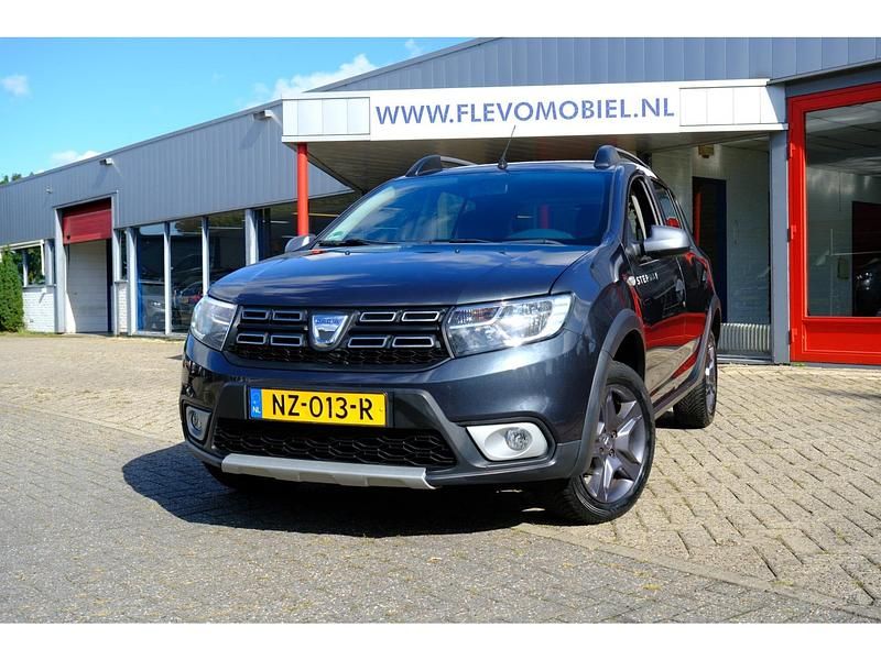 Grijs Occasion 2017 Dacia Sandero Stepway Hatchback | € 6.450 (Goede deal) - Afbeelding 1/4