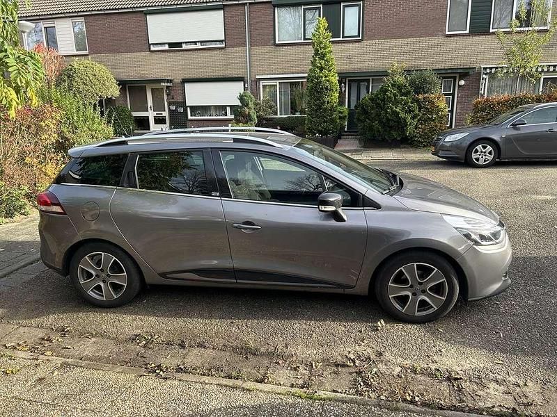 Grijs Gebruikt 2015 Renault Clio GrandTour Night&Day Stationwagen | € 5.390 (Goede deal) - Afbeelding 1/4
