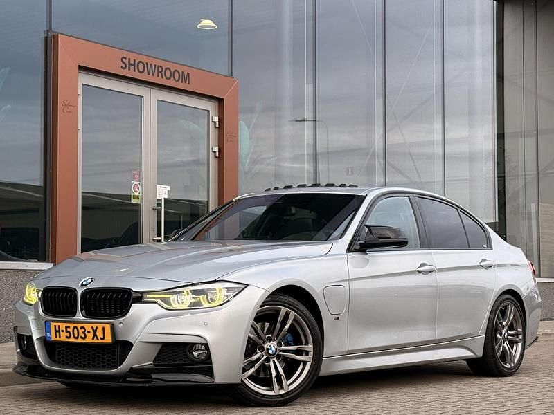 Grijs Gebruikt 2017 BMW 330e M Sport Sedan | € 23.995 (Eerlijke prijs) - Afbeelding 1/4
