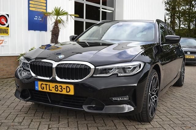 Zwart Gebruikt 2021 BMW 330 Executive Stationwagen | € 29.950 (Goede deal) - Afbeelding 1/4