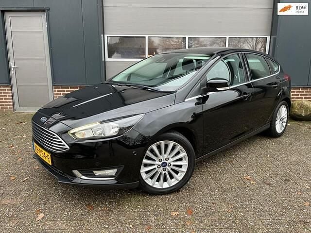 Zwart Gebruikt 2016 Ford Focus Titanium Hatchback | € 5.950 (Goede deal) - Afbeelding 1/4