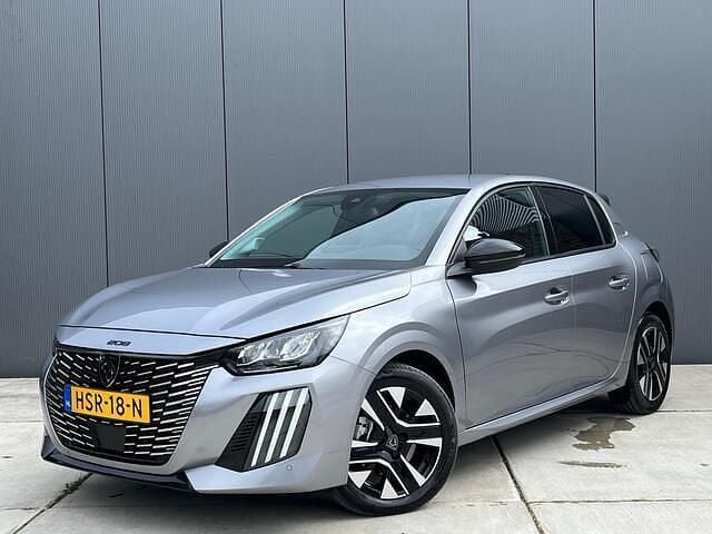 Grijs Gebruikt 2024 Peugeot 208 Allure Hatchback | € 22.995 (Eerlijke prijs) - Afbeelding 1/4