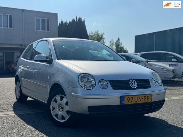 Grijs Gebruikt 2002 VW Polo Highline Hatchback | € 2.950 (Iets duurder) - Afbeelding 1/4