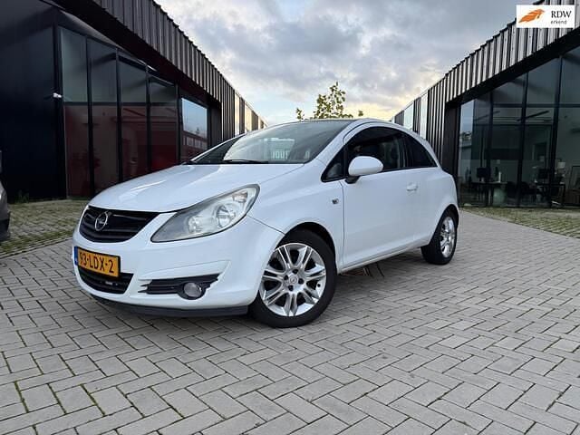 Wit Gebruikt 2010 Opel Corsa Color Edition Hatchback | € 2.650 (Goede deal) - Afbeelding 1/4