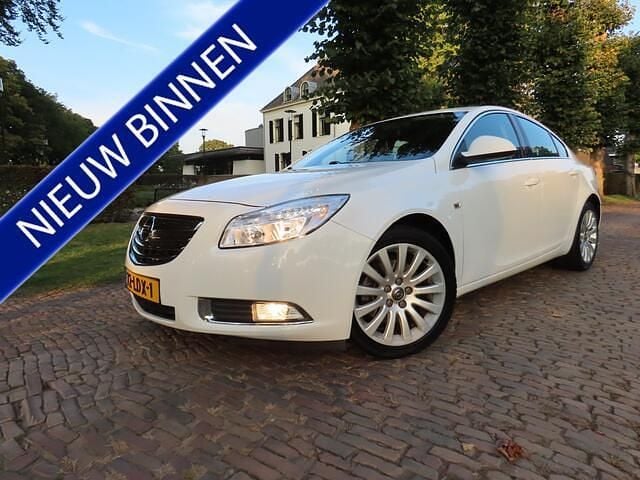 Wit Gebruikt 2010 Opel Insignia Sport Sedan | € 4.750 (Duur) - Afbeelding 1/4