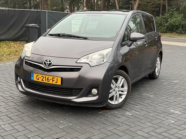 Grijs (metallic) Occasion 2013 Toyota Verso-S MPV | € 7.695 (Eerlijke prijs) - Afbeelding 1/4