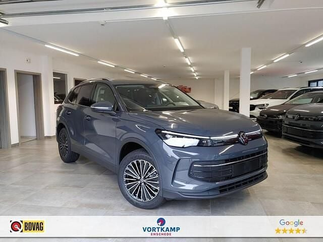 Grijs, metallic lak Nieuw 2025 VW Tiguan Life SUV | € 49.900 (Super prijs) - Afbeelding 1/4