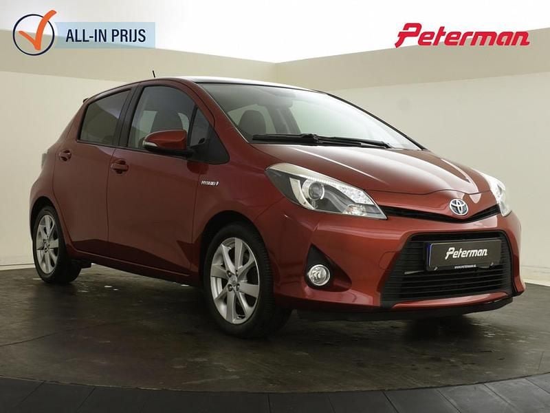 Rood Occasion 2016 Toyota Yaris Hybrid Hatchback | € 11.899 (Goede deal) - Afbeelding 1/4