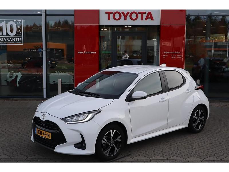 Wit Occasion 2024 Toyota Yaris Hatchback | € 22.900 (Goede deal) - Afbeelding 1/4