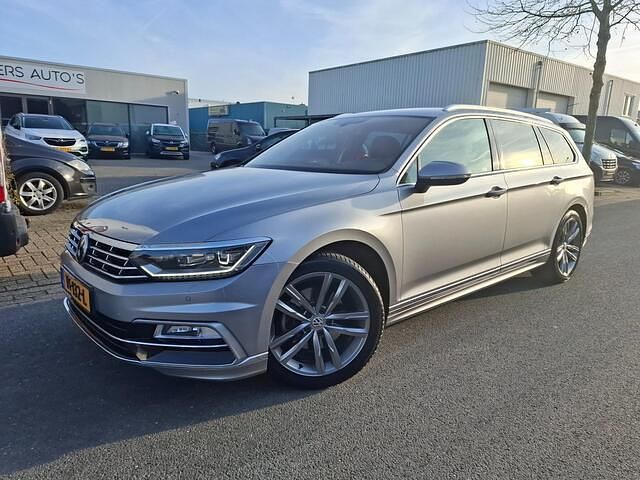 Grijs (metallic) Occasion 2018 VW Passat Highline Stationwagen | € 17.950 (Iets duurder) - Afbeelding 1/4