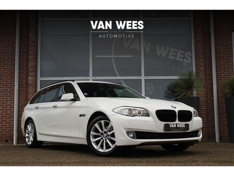 Wit Gebruikt 2012 BMW 520 Executive Stationwagen | € 16.950 (Duur) - Afbeelding 1/3