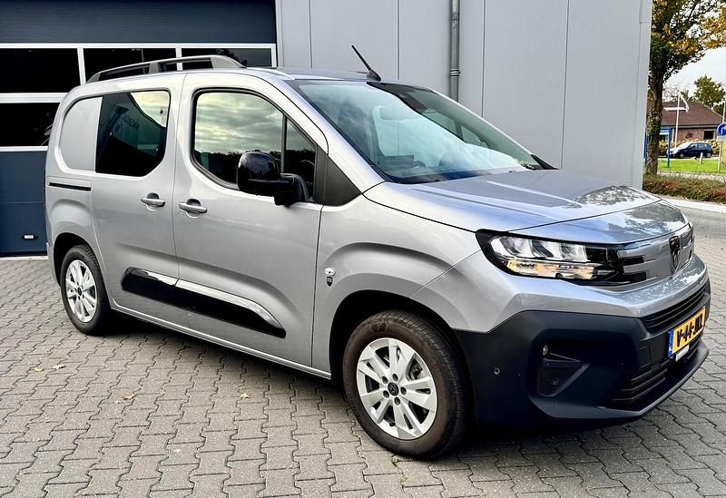 Grijs (metallic) Gebruikt 2024 Peugeot Partner S MPV | € 27.900 - Afbeelding 1/4