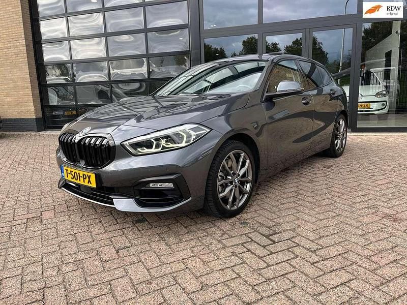 Grijs Gebruikt 2021 BMW 120 Executive Hatchback | € 25.950 (Super prijs) - Afbeelding 1/4