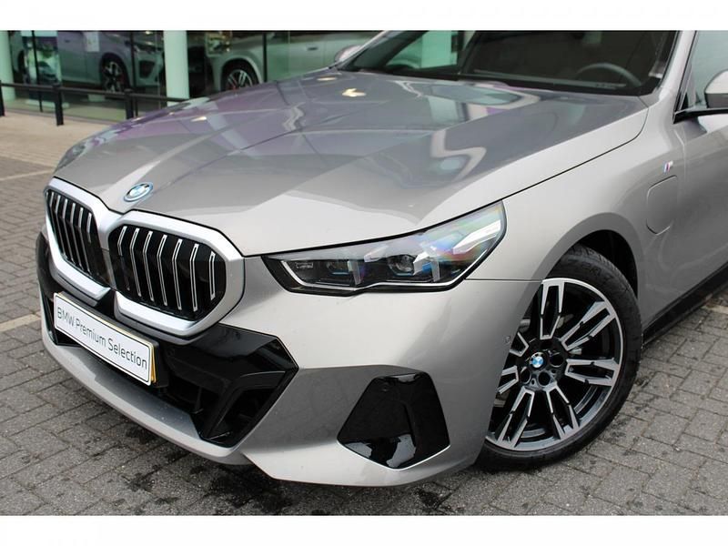 Oxidgrau (grijs metallic) Gebruikt 2025 BMW 530e Shadowline Stationwagen | € 68.950 - Afbeelding 1/2