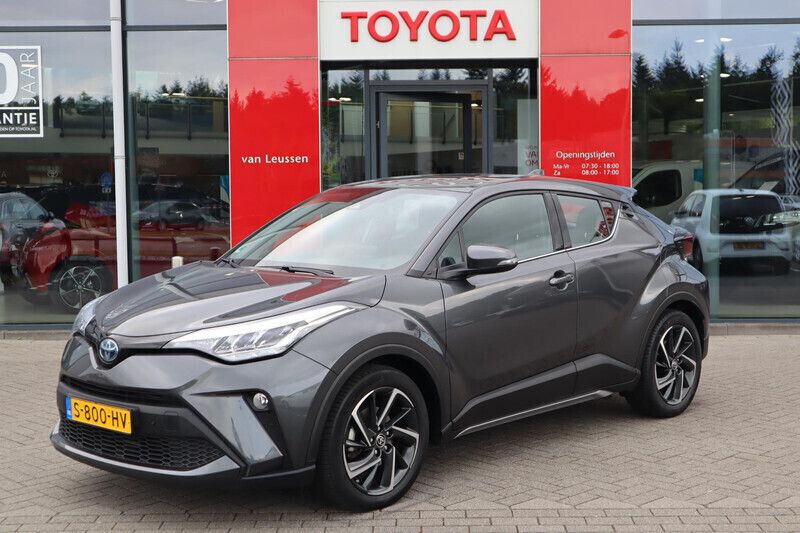 Grijs Gebruikt 2023 Toyota C-HR SUV | € 26.440 (Super prijs) - Afbeelding 1/4