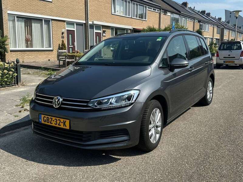 Grijs Gebruikt 2018 VW Touran Highline MPV | € 14.356 - Afbeelding 1/4