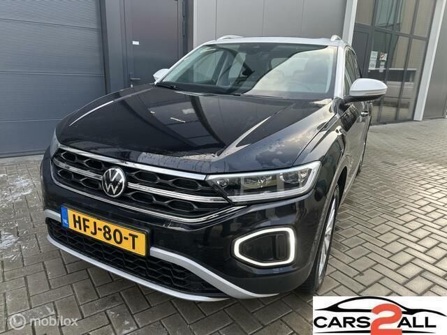 Zwart Gebruikt 2024 VW T-Roc Style SUV | € 34.950 (Eerlijke prijs) - Afbeelding 1/4