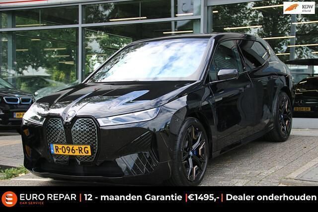 Zwart, metallic lak Gebruikt 2022 BMW iX Executive SUV | € 42.995 (Goede deal) - Afbeelding 1/4