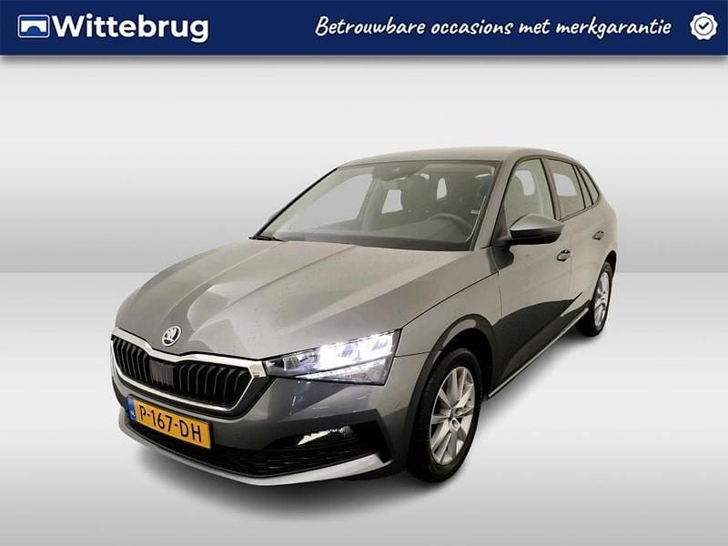 Grijs (metallic) Occasion 2022 Skoda Scala Ambition Hatchback | € 17.950 (Eerlijke prijs) - Afbeelding 1/3