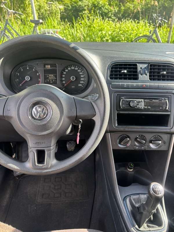 Zwart Gebruikt 2010 VW Polo Hatchback | € 2.700 (Goede deal) - Afbeelding 1/4