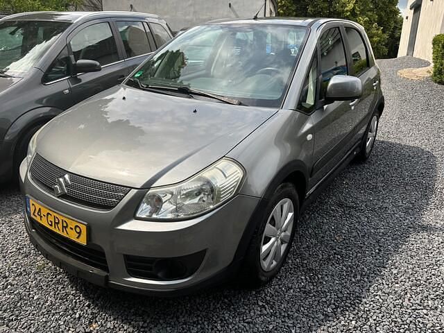 Grijs, metallic lak Gebruikt 2008 Suzuki SX4 Comfort MPV | € 2.499 (Goede deal) - Afbeelding 1/4