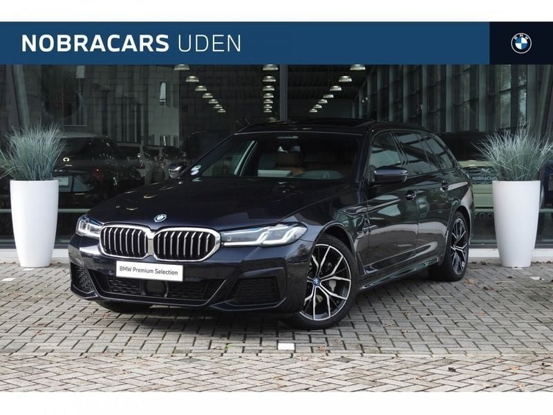 Carbonschwarz Gebruikt 2022 BMW 530e Executive Stationwagen | € 46.950 (Duur) - Afbeelding 1/4