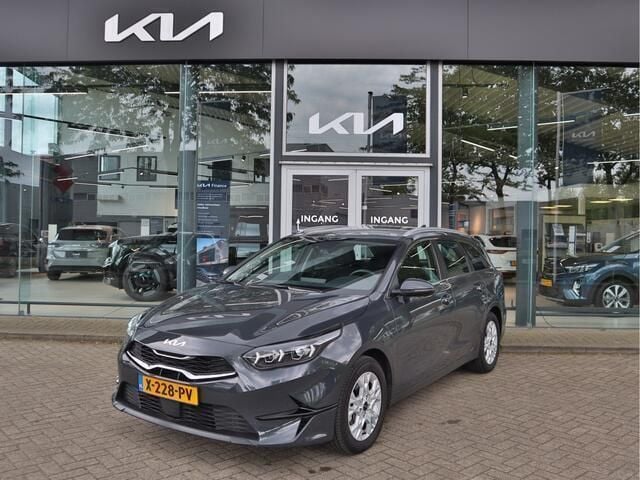 Grijs, metallic lak Gebruikt 2024 Kia Ceed Sportswagon Stationwagen | € 24.445 (Eerlijke prijs) - Afbeelding 1/4