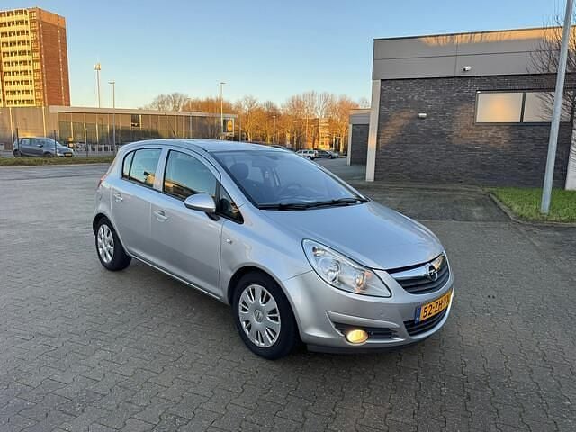 Grijs Gebruikt 2008 Opel Corsa Enjoy Hatchback | € 1.950 (Goede deal) - Afbeelding 1/4