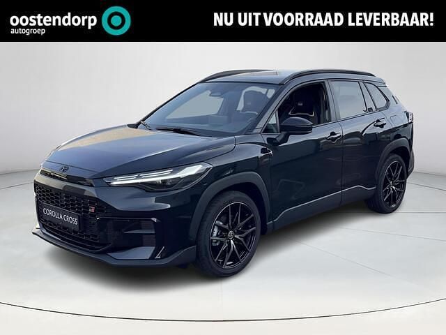 Zwart Nieuw 2025 Toyota Corolla Cross Sport SUV | € 48.788 (Duur) - Afbeelding 1/4