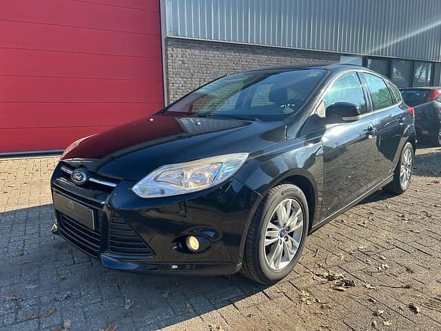 Zwart (metallic) Gebruikt 2014 Ford Focus Hatchback | € 6.750 (Eerlijke prijs) - Afbeelding 1/4