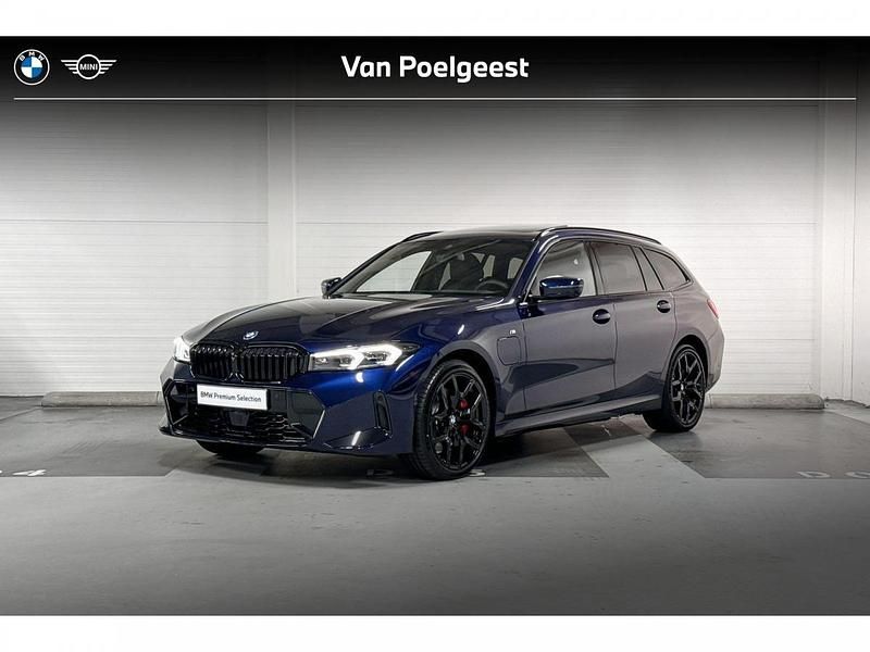 Individual tansanit metallic (donker blauw) Gebruikt 2024 BMW 330e Comfort Edition Stationwagen | € 59.899 (Iets duurder) - Afbeelding 1/4