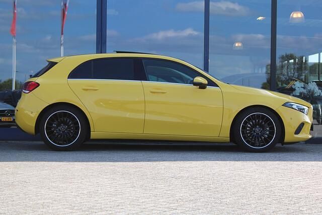 Geel Gebruikt 2019 Mercedes A180 Business Hatchback | € 22.900 (Goede deal) - Afbeelding 1/4