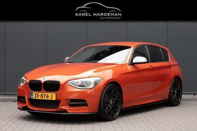 Oranje Gebruikt 2013 BMW M135 Executive Hatchback | € 19.950 (Eerlijke prijs) - Afbeelding 1/4