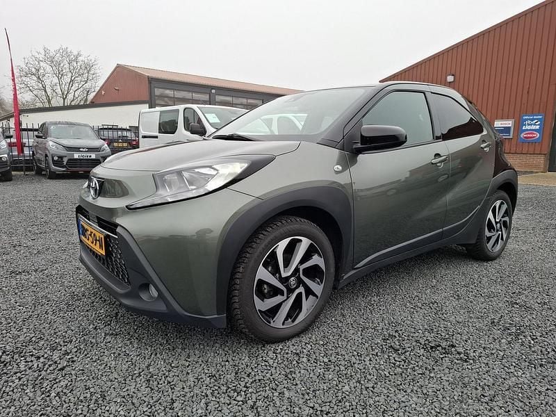 Groen Gebruikt 2023 Toyota Aygo X Pulse SUV | € 16.950 - Afbeelding 1/4