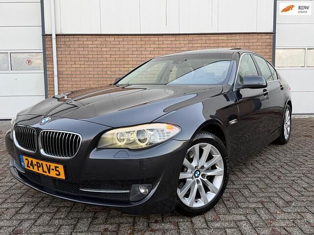 Grijs Gebruikt 2010 BMW 523 Executive Sedan | € 8.950 (Eerlijke prijs) - Afbeelding 1/4