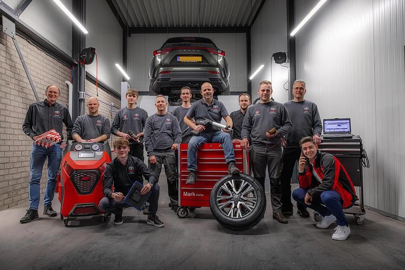 Zwart Gebruikt 2019 Lexus UX 250h Sport Line SUV | € 27.400 (Goede deal) - Afbeelding 1/1