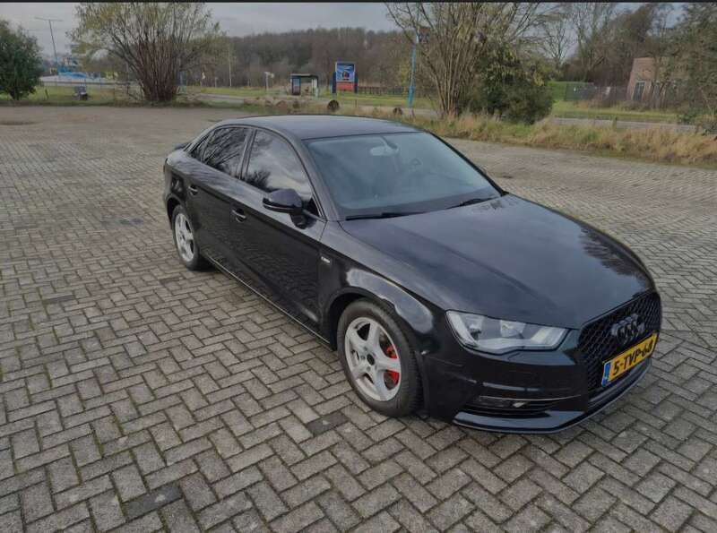 Zwart Gebruikt 2014 Audi A3 Ambition Sedan | € 11.000 (Goede deal) - Afbeelding 1/4