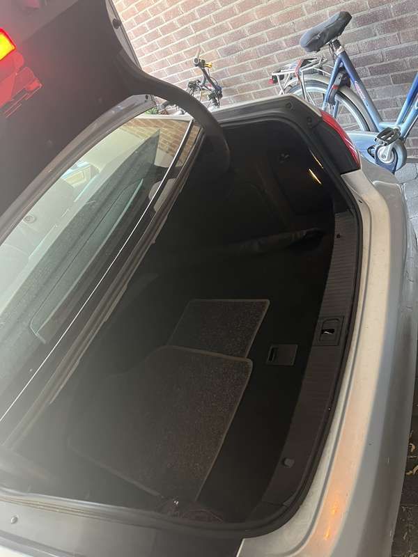 Grijs Gebruikt 2014 Mercedes E220 Ambition Sedan | € 8.400 (Eerlijke prijs) - Afbeelding 1/4